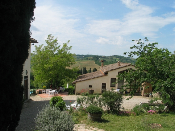Blick von Schloss Murlo auf das Tagungshaus Fienile